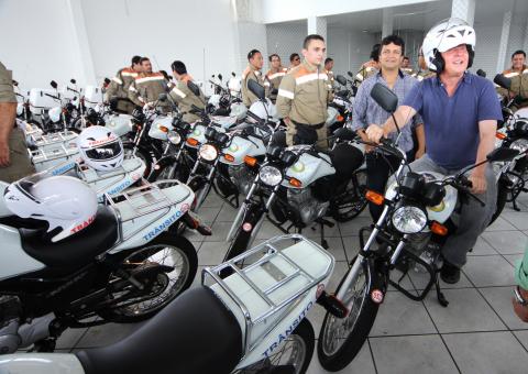 Artur entrega motocicletas e agentes de trânsito passam a atuar como salva-vidas